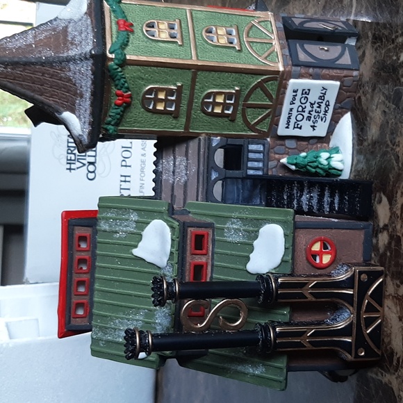 Dept 56 Elfin Forge and Assembly Shop - Picture 8 of 9